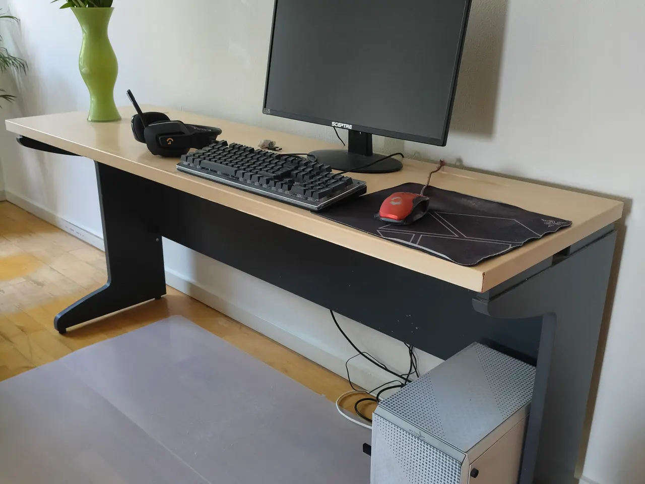 Billede 4 - Skrivebord/computerbord i solid kvalitet.
