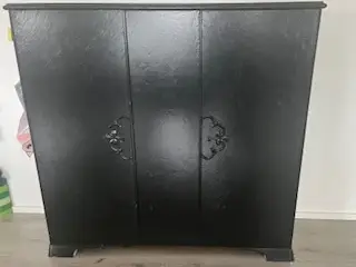 Sort retro skænk i sort. Malet hvid indvendig