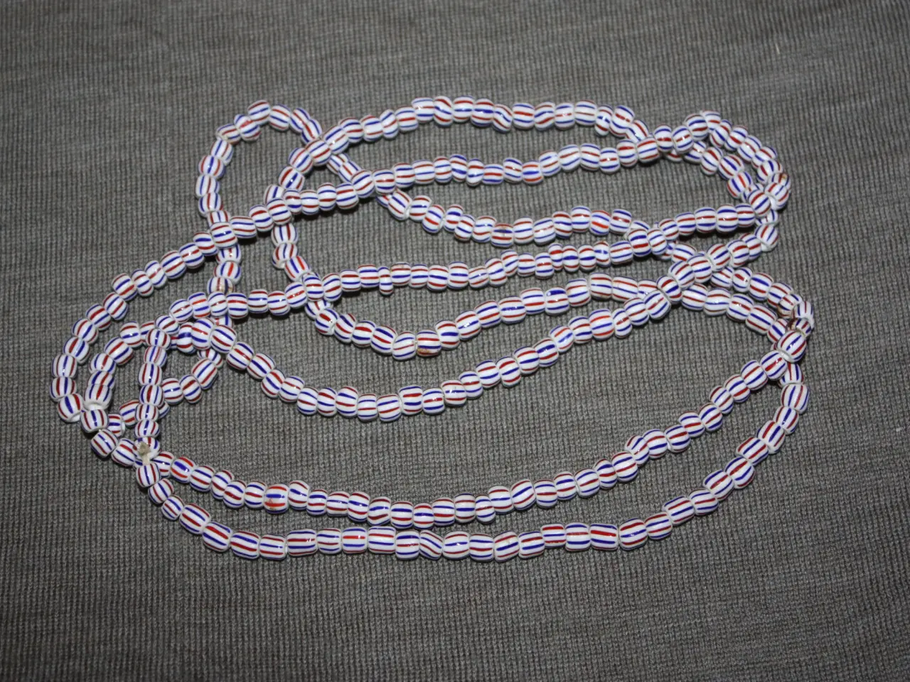 Billede 2 - Halskæde med perler i porselæn ca. 140 cm