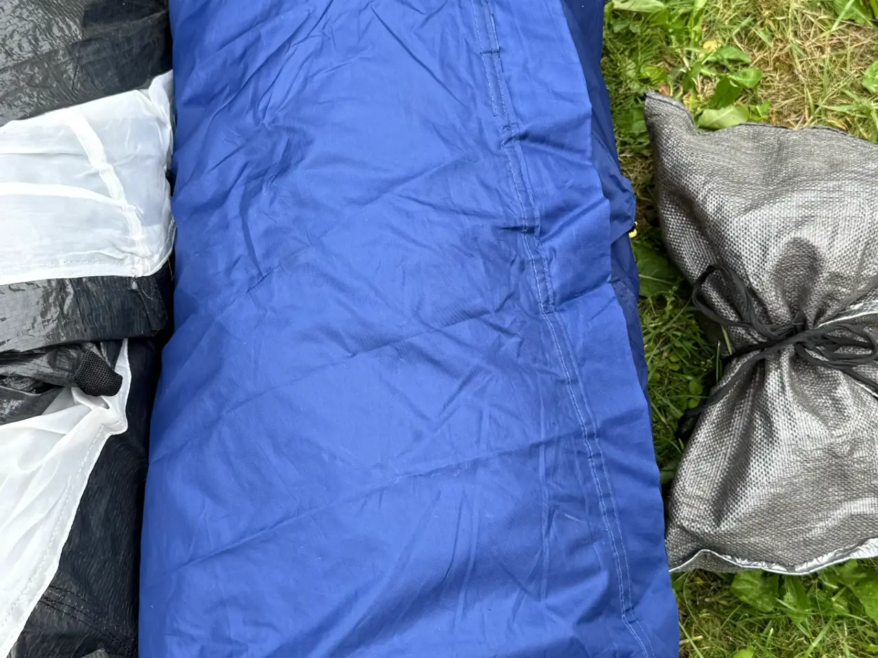 Billede 3 - Camping Tent with Poles and Pegs