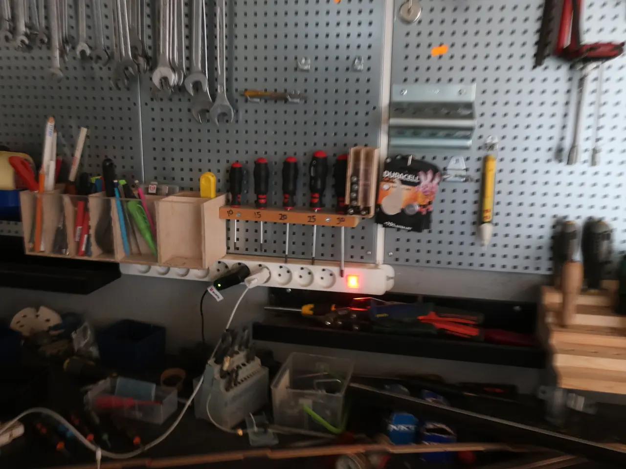 Billede 8 - Bord samt tavle med indhold