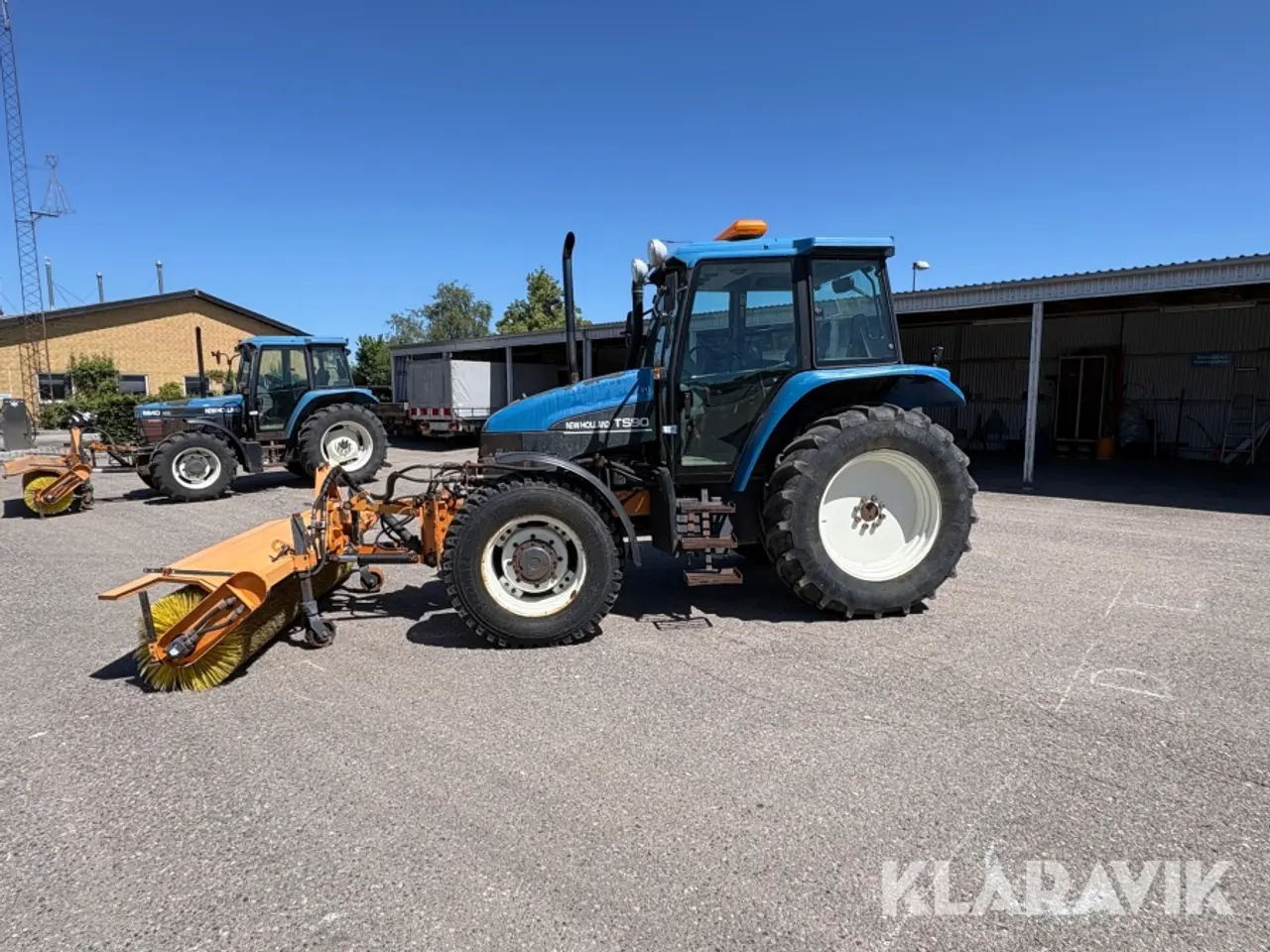 Billede 6 - Traktor New Holland TS90 med kost og plov