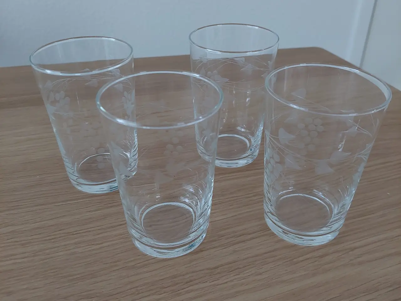 Billede 1 - Drikkeglas med mønster af vindruer og blade