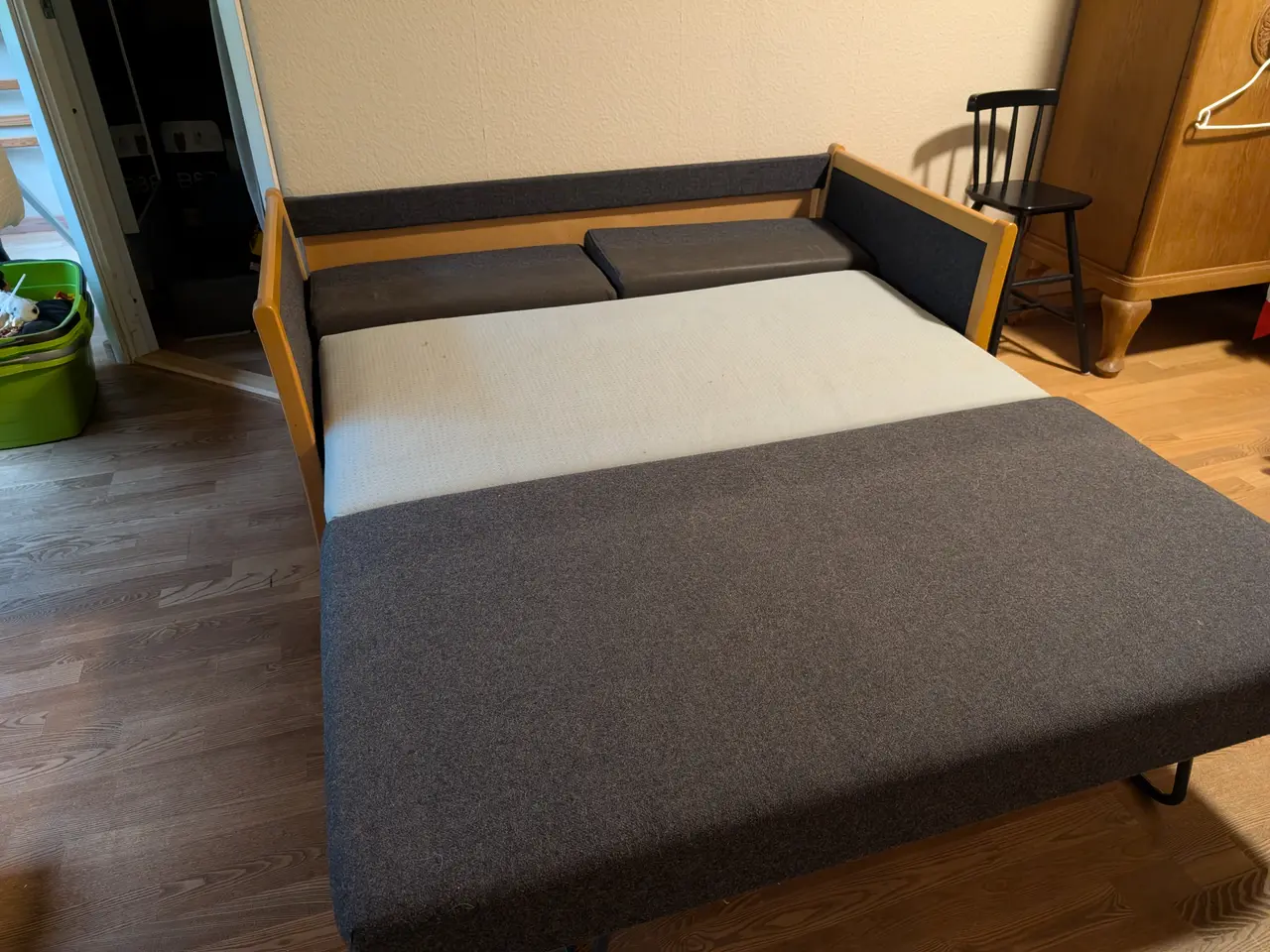 Billede 2 - Sovesofa i bøg og grå stof