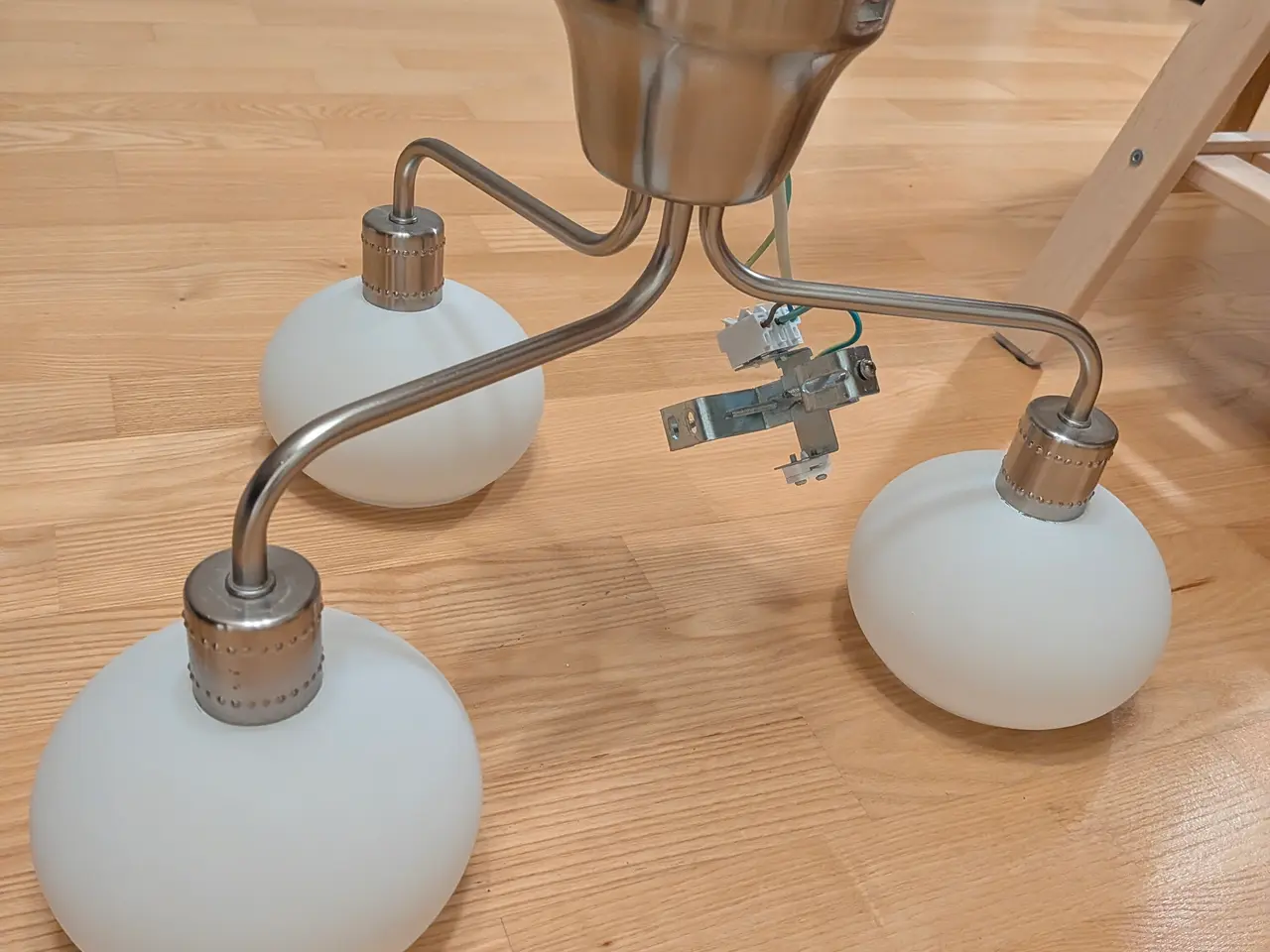 Billede 3 - IKEA ÄLGHULT loftlampe med tre hvide glasskærme