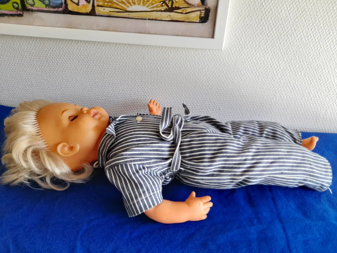 Billede 2 - Dukke 50 cm lang inkl dukketøj & bæresele.