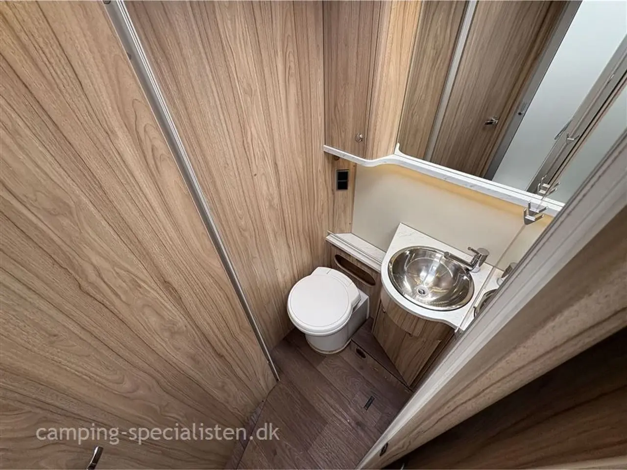 Billede 14 - 2018 - Hymer Tramp CL 698 60 Years Edition Hymer Tramp CL 698 60 Years Edition kan nu ses hos Camping-Specialisten
