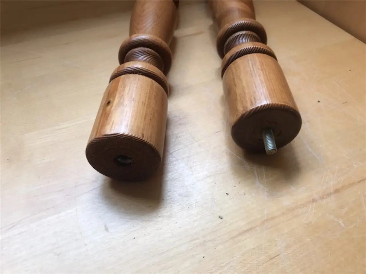 Billede 4 - Drejede træstave, til balustre, bordben el. andet