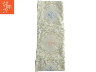 Broderet dug (str. 100 x, 150 cm)