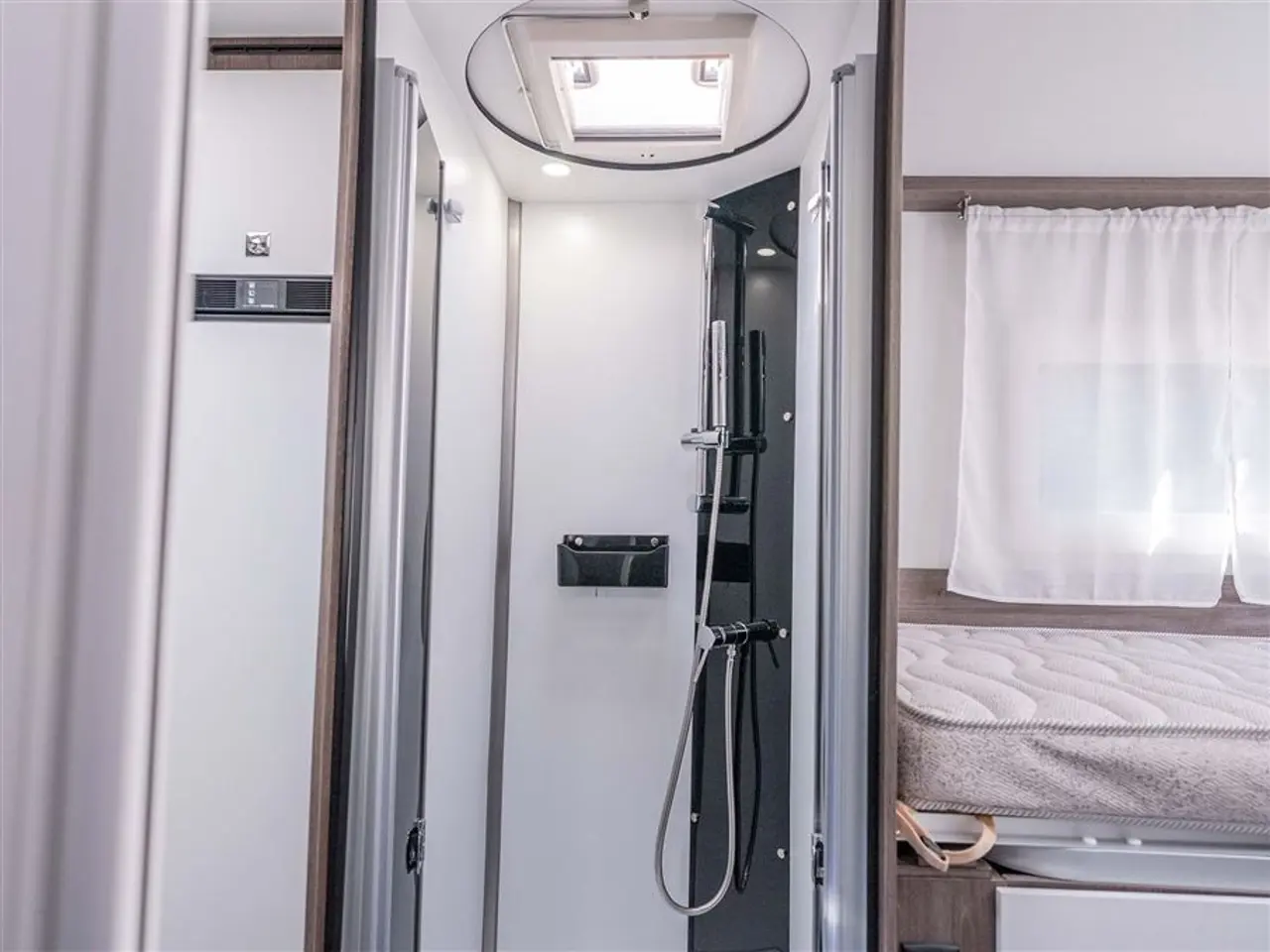 Billede 24 - 2027 - Benimar Tessoro T463 UP Automat gear - Dieselfyr - 12V kompressor køl - 200W solcelle