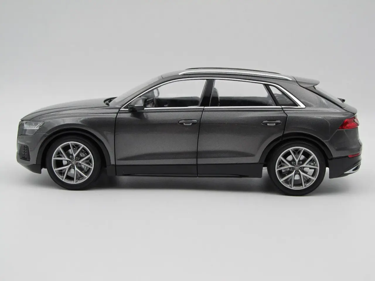 Billede 5 - 2018 Audi Q8 1:18 AUDI dealer Edition