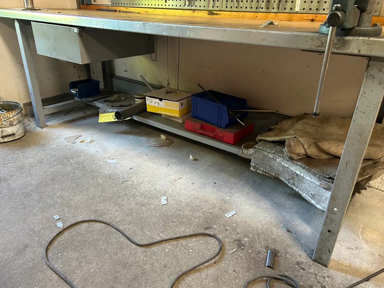 Billede 3 - Arbejdsbord med indhold