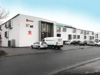 Indbydende og lyse kontorlokaler velbeliggende i en moderne ejendom i Brøndby tæt på den nærliggende infrastruktur
