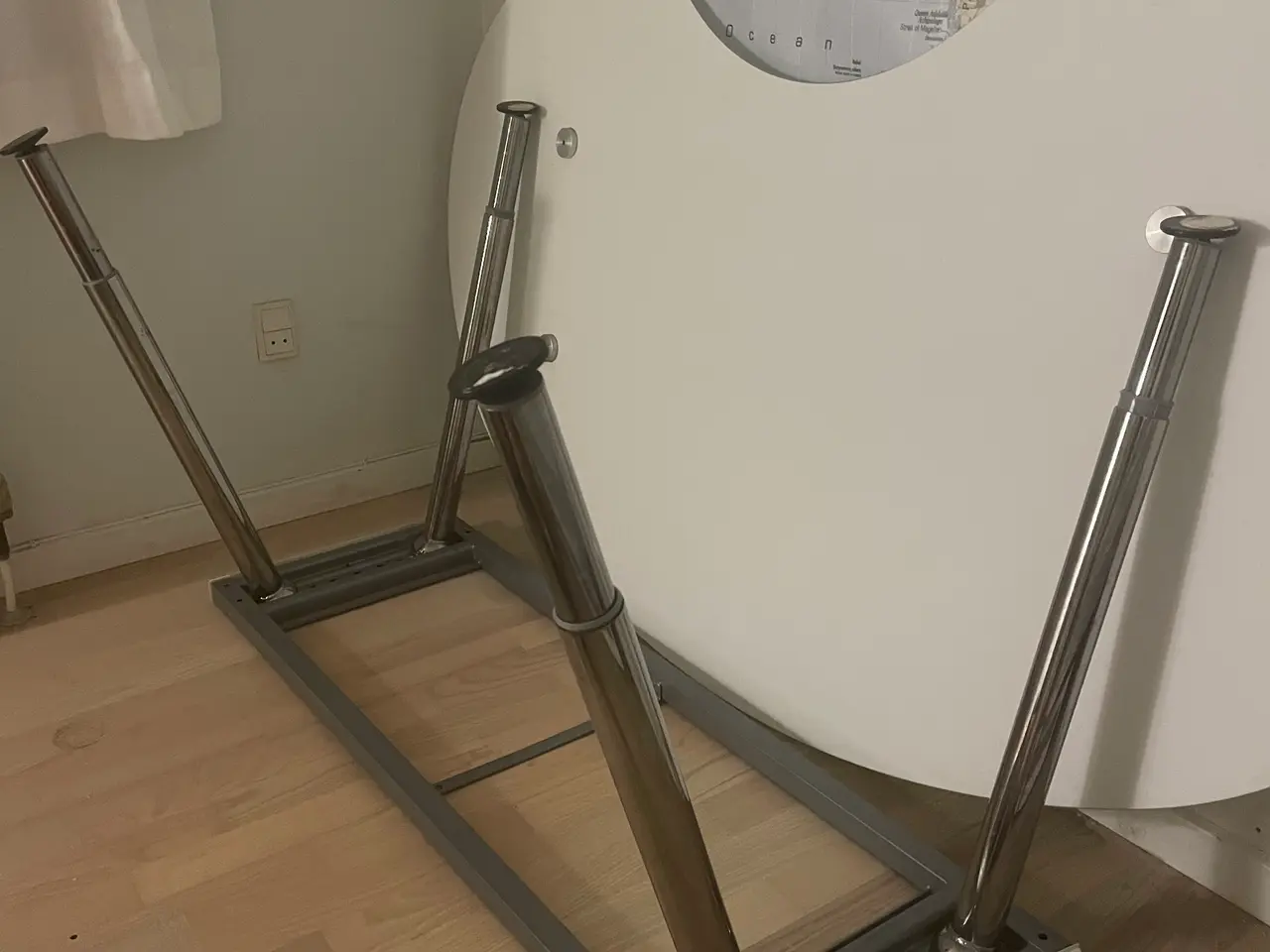 Billede 2 - Glas skrivebord i hærdet glas med forkromede ben