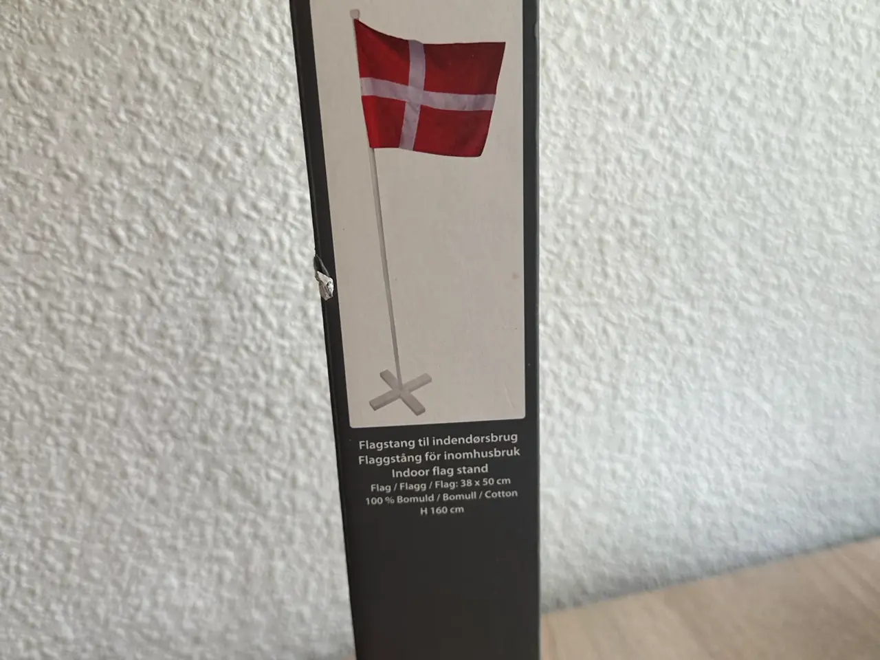 Billede 1 - Indendørs flagstang med dannebrogsflag 