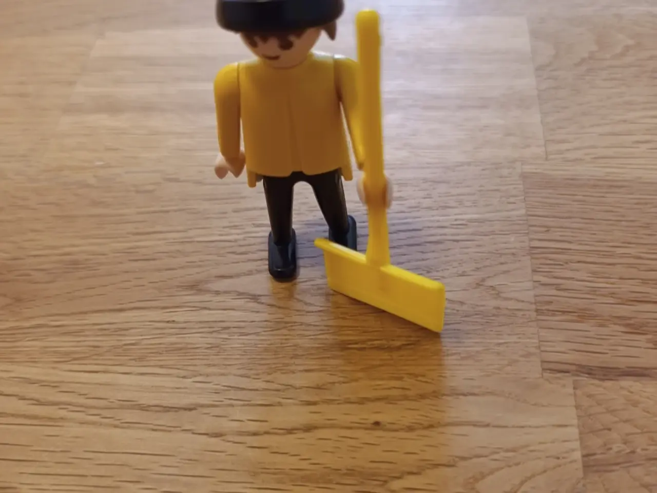 Billede 1 - Playmobil der skovles sne