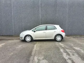 Toyota Auris 2,0 D-4D DPF T3 126HK 5d