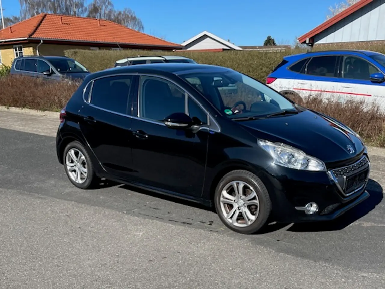 Billede 5 - Kør hjem i fin Peugeot 208 Allure sky.