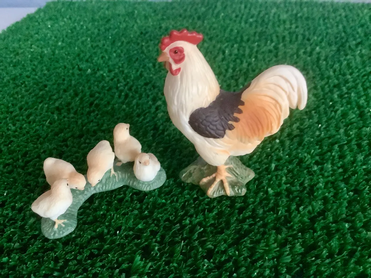 Billede 2 - Schleich høne med kyllinger.
