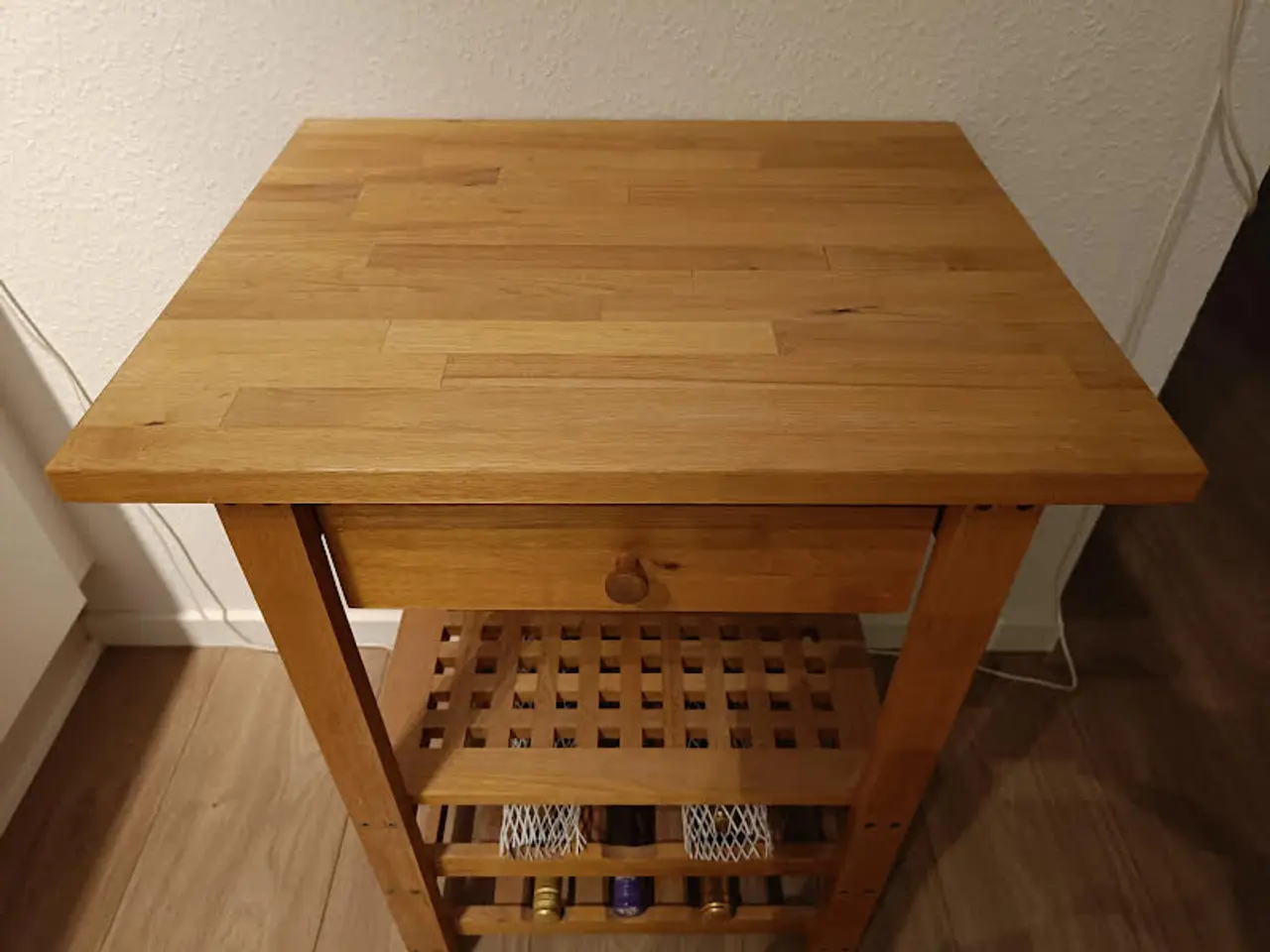 Billede 2 - Vinhylde med skuffe og bord