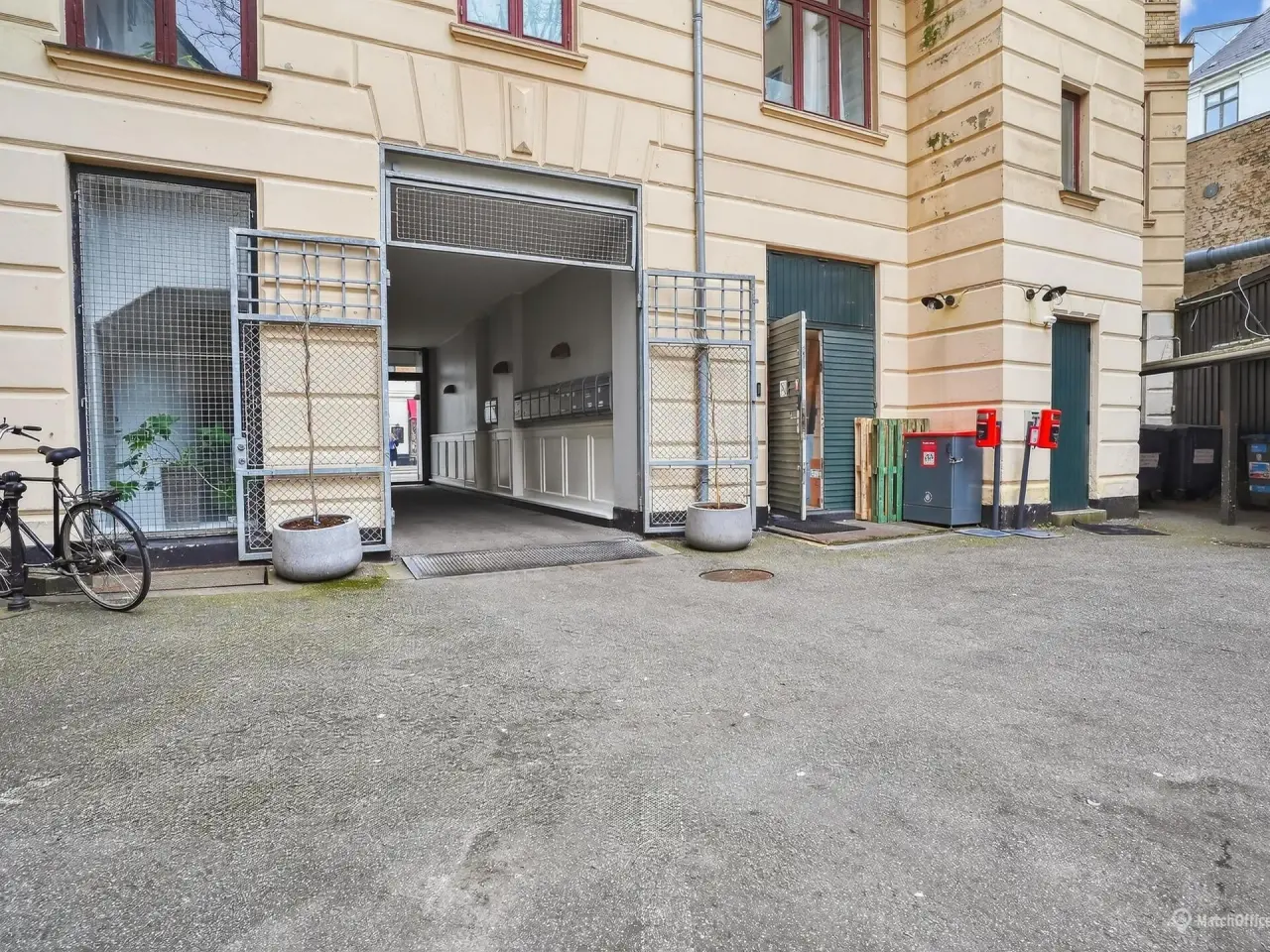 Billede 15 - Bred facade med stort skilt og masser af kundetrafik