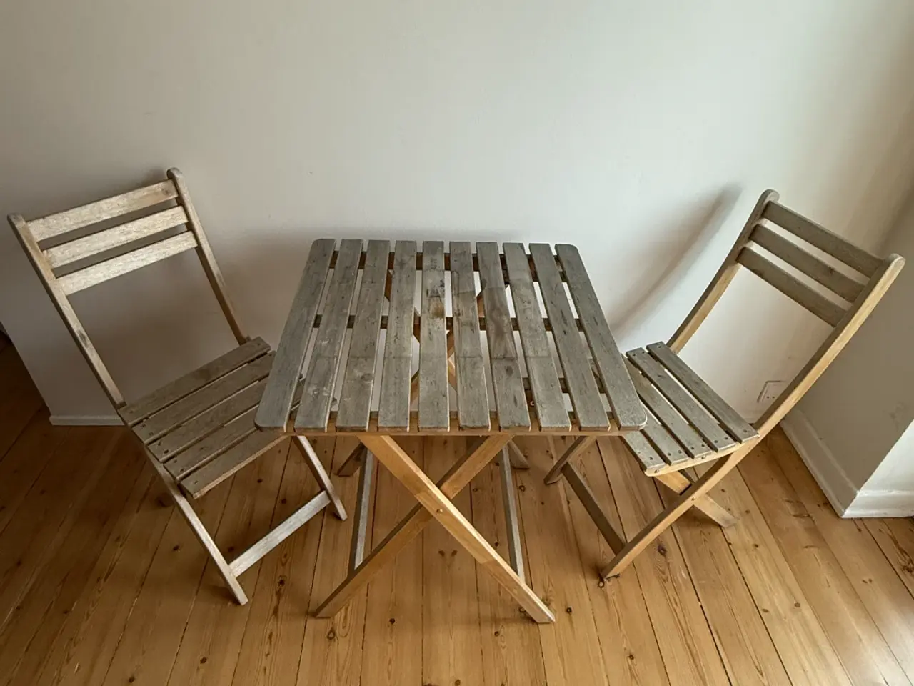 Billede 1 - Sammenklappelig cafebord med 2 stole i træ