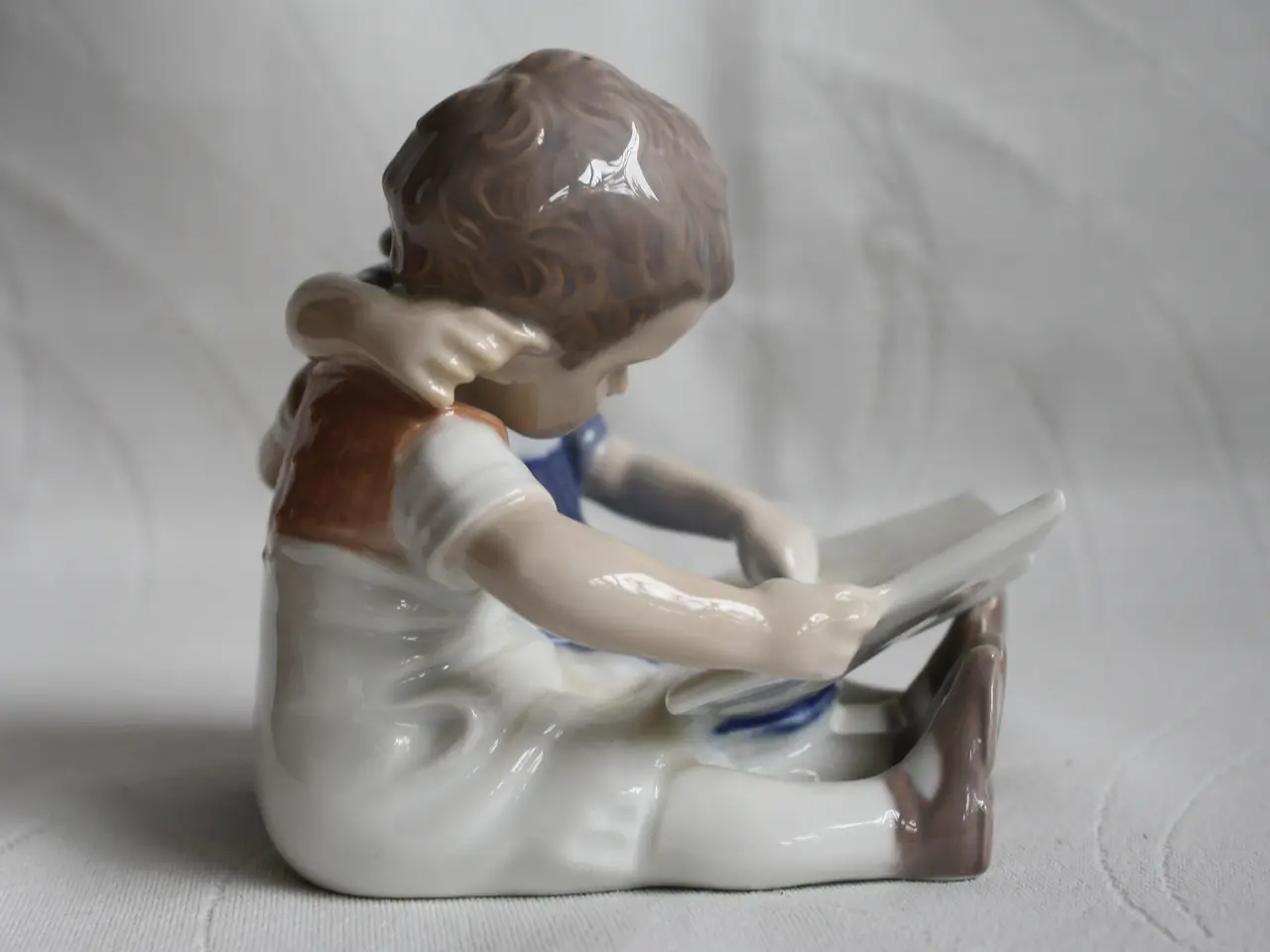 Billede 6 - Læsende børn. Figur fra Bing og grøndahl