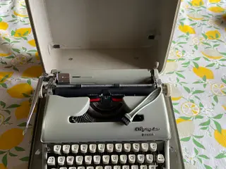 Olympia Monica skrivemaskine