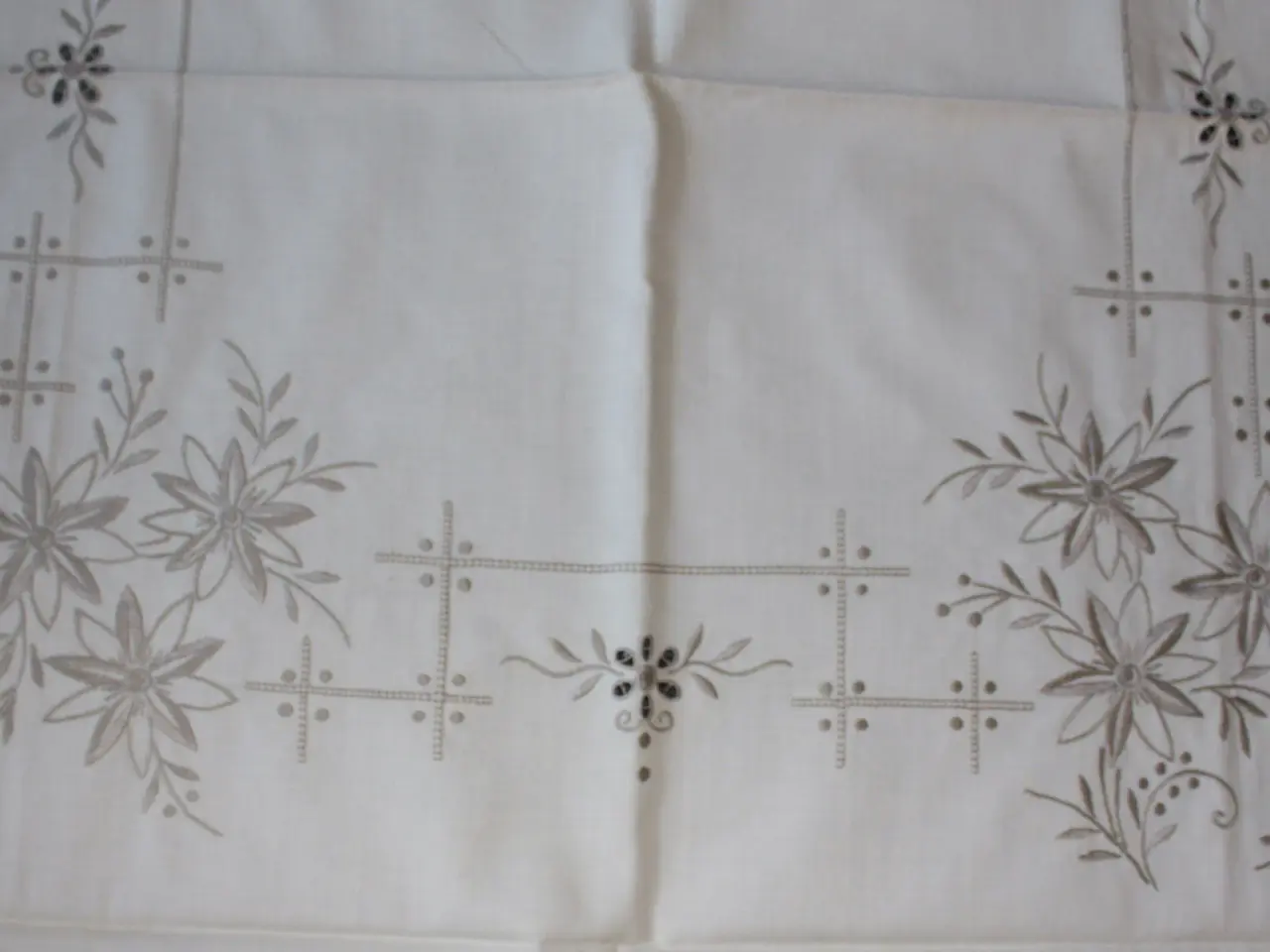 Billede 7 - Broderet dug, 120 x 120 cm