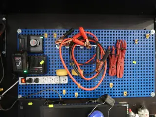 Værktøjstavle med 2 stk. Ladere med batterier m.m.
