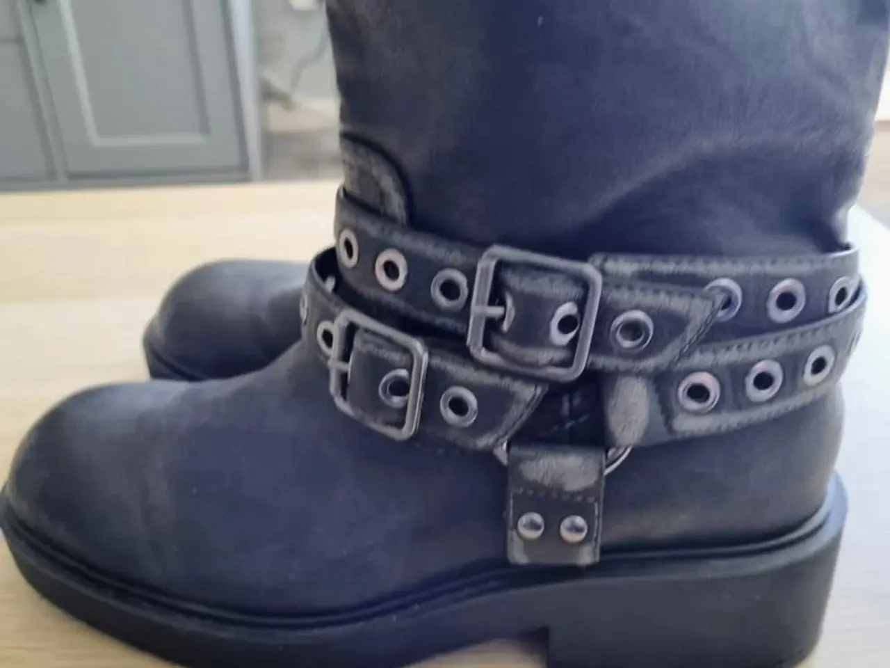 Billede 10 - Bershka helårs biker støvler, sort stonewash look