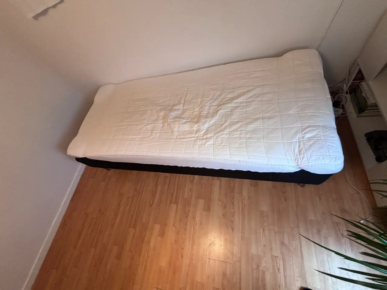 Billede 3 - Velfungerende seng fra Jysk (PLUS B20 PU Sort-05)