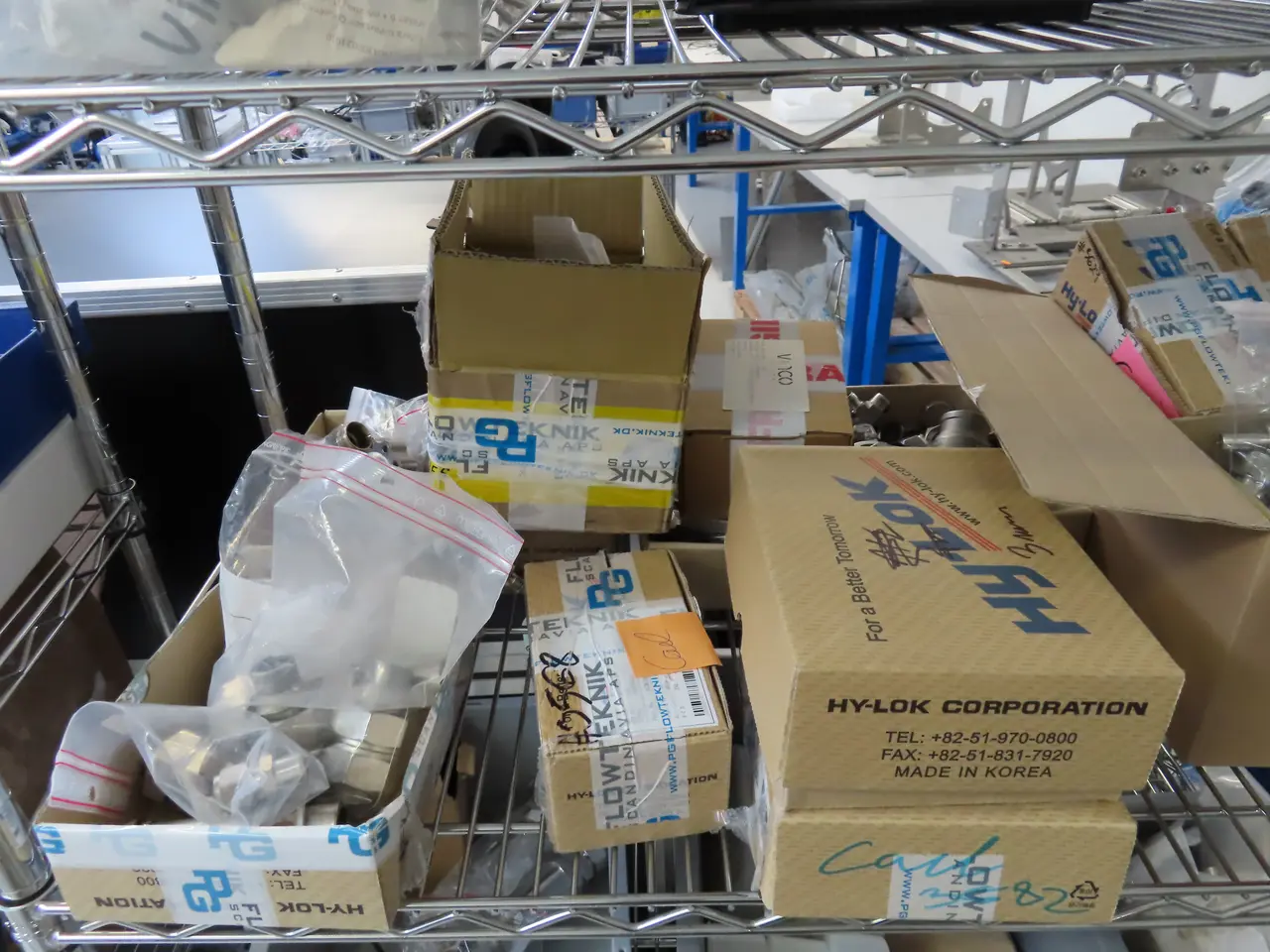 Billede 12 - Indhold på 4 stk. reoler