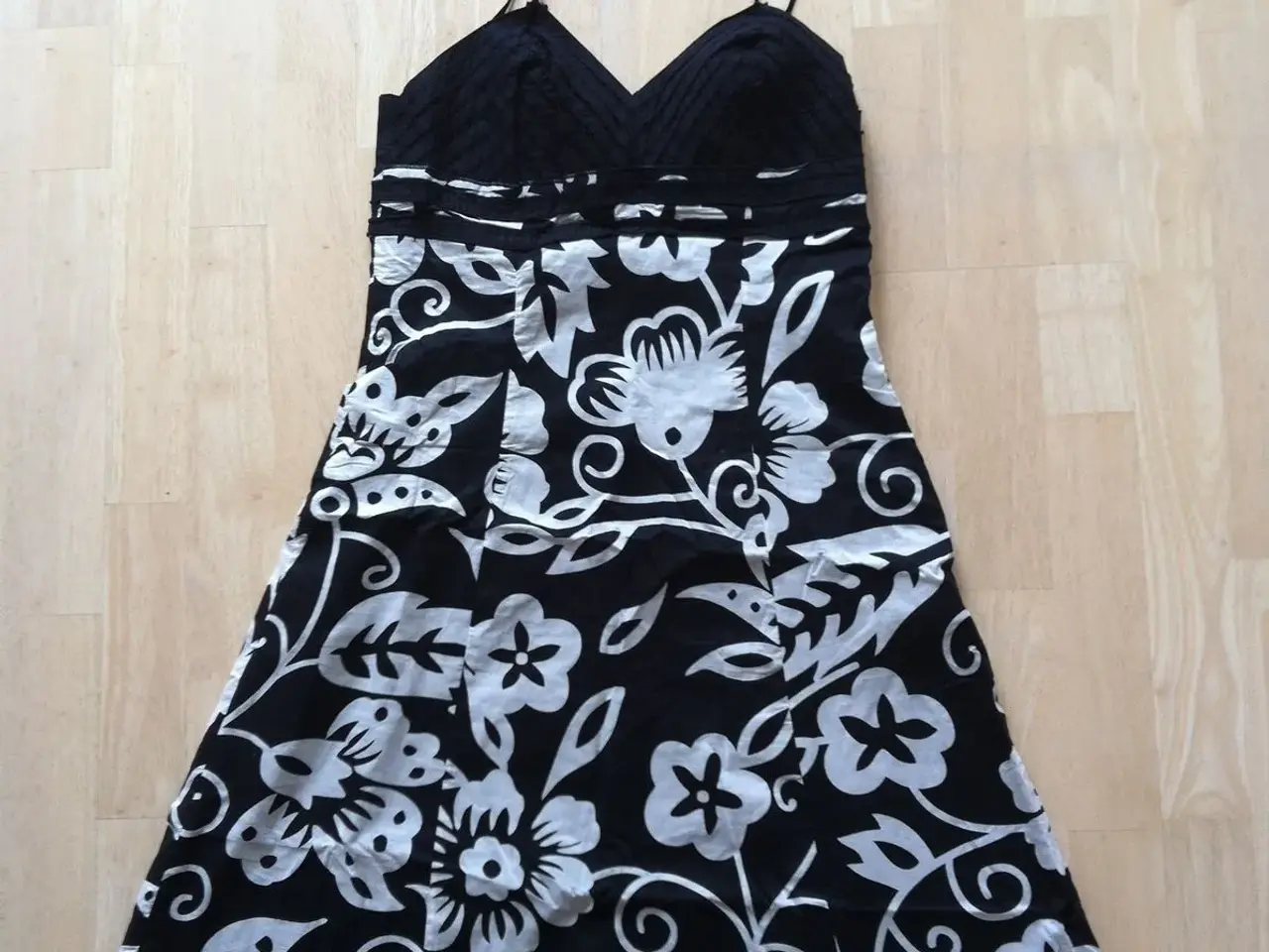 Billede 1 - Ny flot kjoler, str M, 90kr