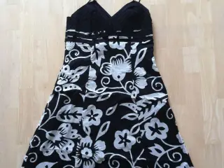 Ny flot kjoler, str M, 90kr