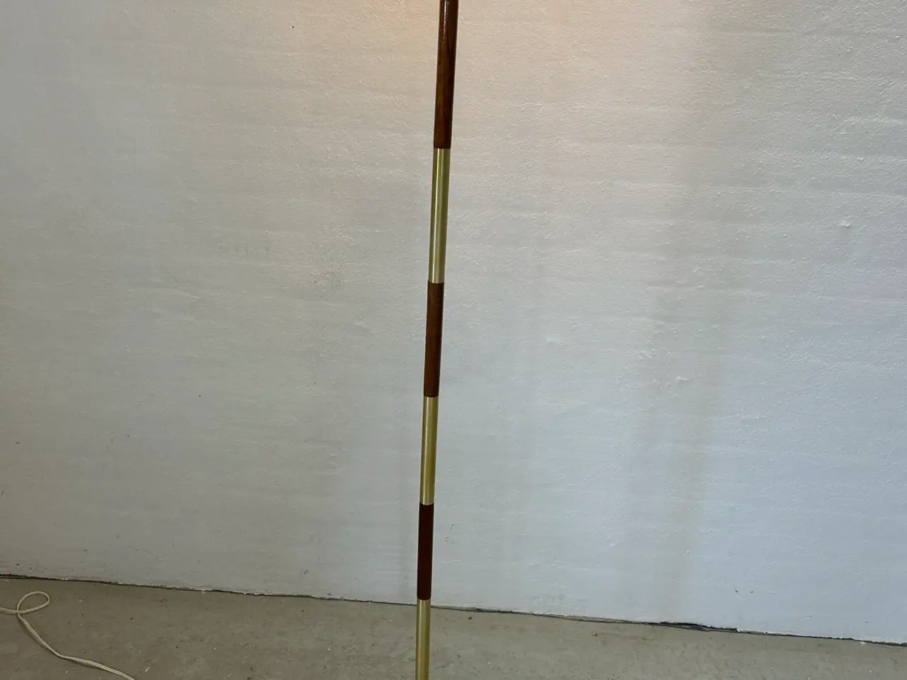 Billede 2 - Gulvlampe i messing og teaktræ med flere fatninger