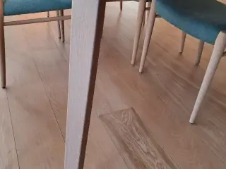 Spisebord med 2 tillæg plader i massiv egetræ
