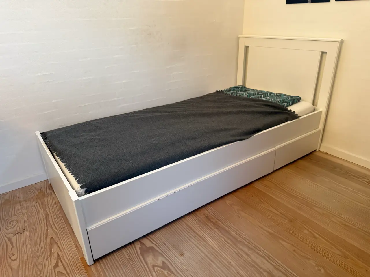 Billede 2 - Enkeltseng med 2 store skuffer incl madras, 