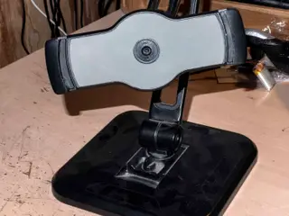 Tablet/telefon- holder på fod. Næsten ny.