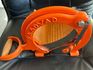 Raadvad brødskærer i den ikoniske orange farve