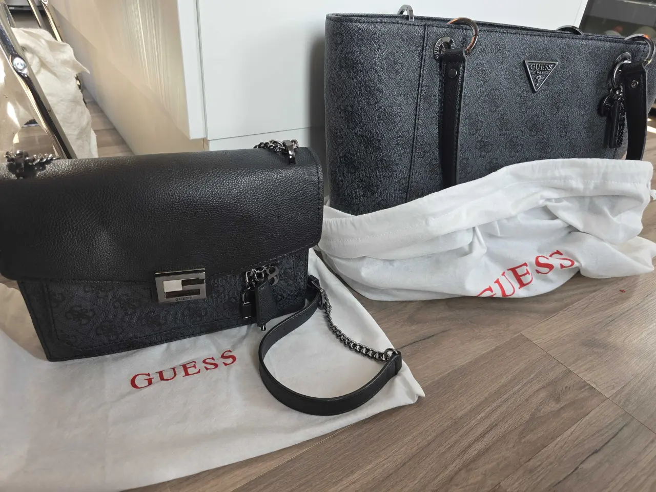 Billede 1 - 2 matchende Guess takser