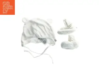 Hvid babyhue og vanter fra H&M (str. 56)