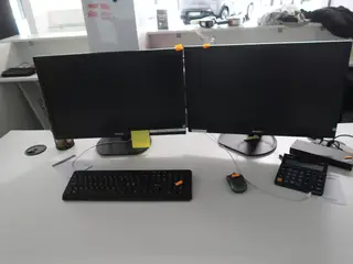 2 stk. Computerskærme PHILIPS 241S4L, tastatur, mus dockingstation