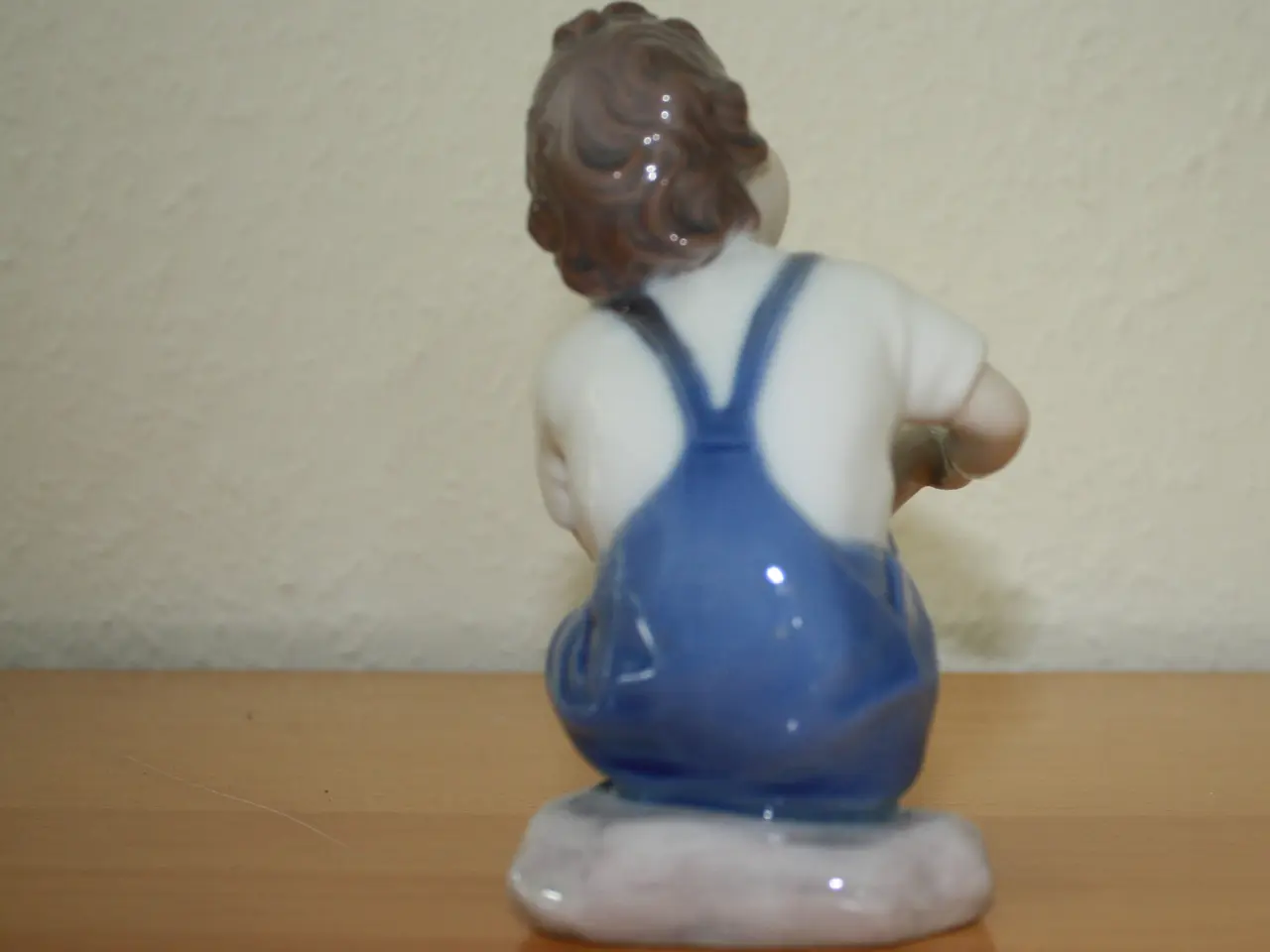 Billede 5 - Siddende dreng med én sko på, figur fra B&G