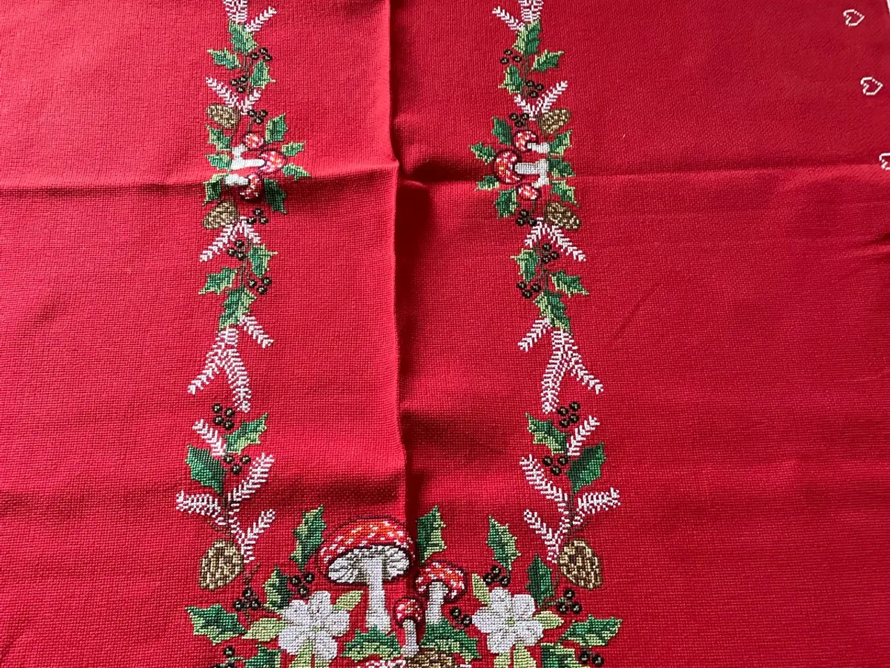 Billede 2 - Broderet juledug 