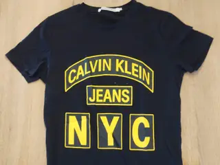 Calvin Klein Jeans T-shirt – Str. S – Sort med gul