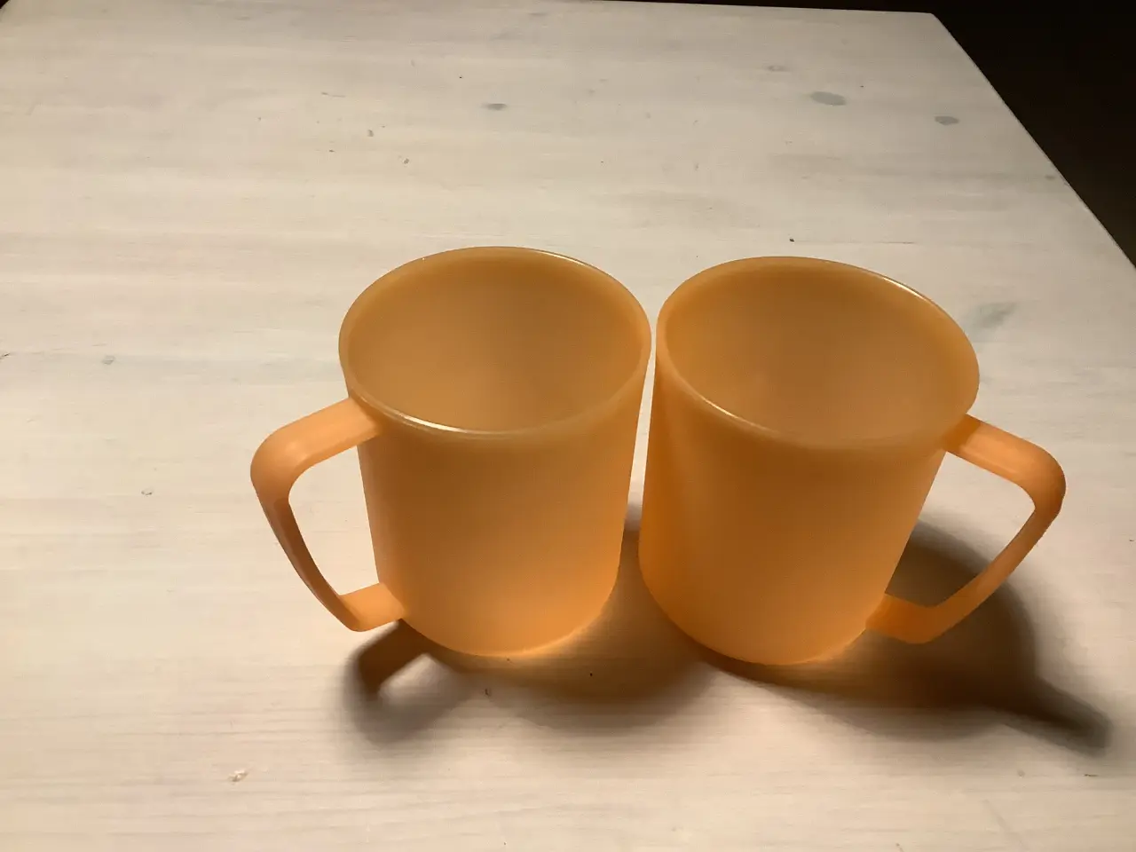 Billede 3 - Plastik kopper til børn samt 2 med hank + tallerke