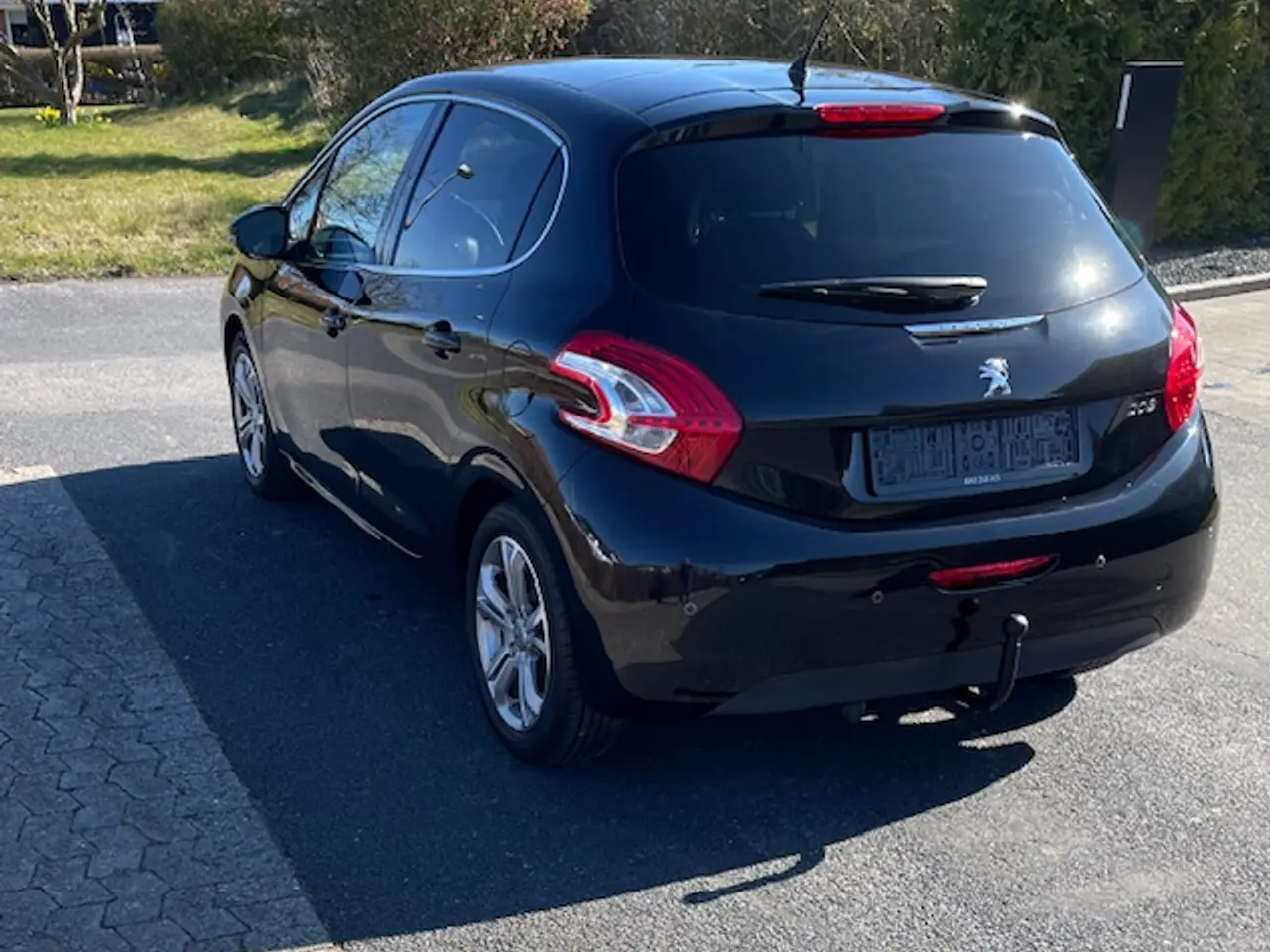 Billede 3 - Kør hjem i fin Peugeot 208 Allure sky.