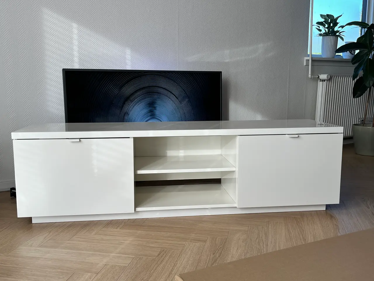 Billede 3 - Hvidt tv-bord fra Ikea