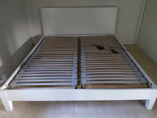 Hvid elevationsseng